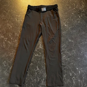 Golfbyxor  - Bogeys & birdies byxor. Köpta denna sommaren och bara använda denna golfsäsong. Bältet ingår och är också från samma varumärke. Skriv vid intresse och fler bilder:)