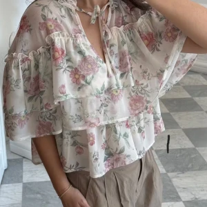 Blommig volangblus från Gina Tricot - Superfin blus med rosa och gröna blommor☺️ Jättefin och aldrig använd, så i helt nyskick💕 Pris kan diskuteras rimligt🫰🏼