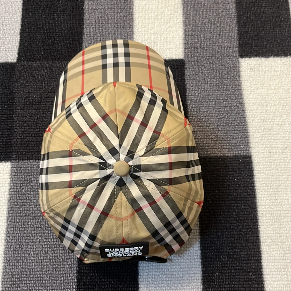 Burberry rutig keps i beige och svart ( pris kan diskuteras ) - 1