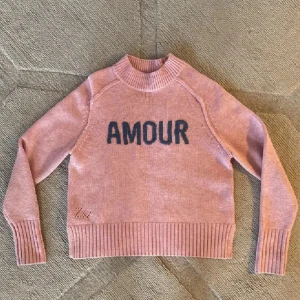 Amour tröja  - Stickad tröja med texten amour från Zadig & Voltaire 💖köpt på Sellpy, superskick! 