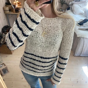 Tröja - SUPER snygg verkligen!! Helt perfekt nu till sommaren att bara slänga på sig❣️❣️