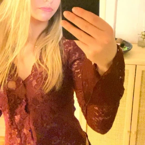 Vinröd spetströja - Vinröd spets tröja från Gina. Säljer då jag inte använder den!