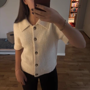 Vit stickad kofta från Gina Tricot - Säljer en vit stickad kofta från Gina Tricot med korta ärmar och knappar framtill. Endast använd vid ett tillfälle🥰