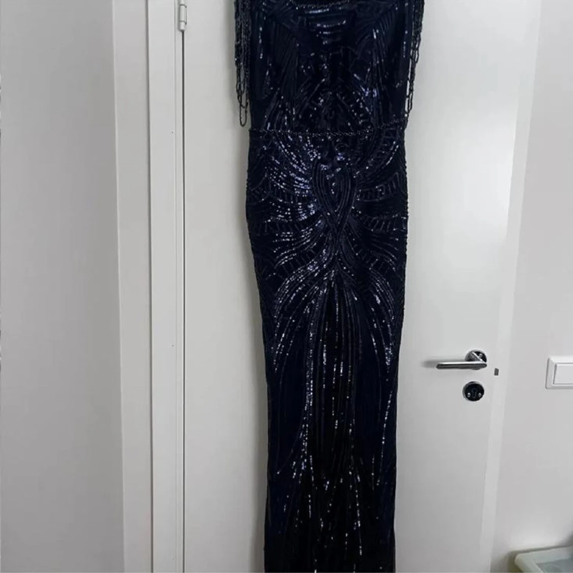 Mörkblå glittrig långklänning med pärldetaljer - 1
