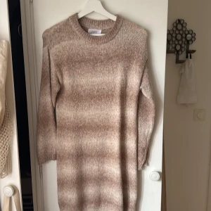 Zara klänning  - Säljer stickad och mysig Zara klänning perfekt till hösten/vintern. Storlek 152 barn 11-12 år. Passar kortare personer eller kan man sy om den till en tröja 😻