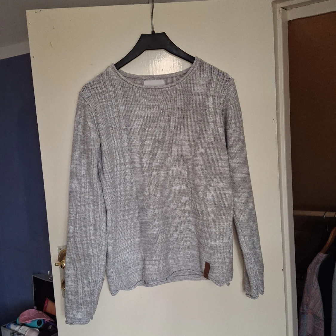 Grå stickad tröja med rund hals