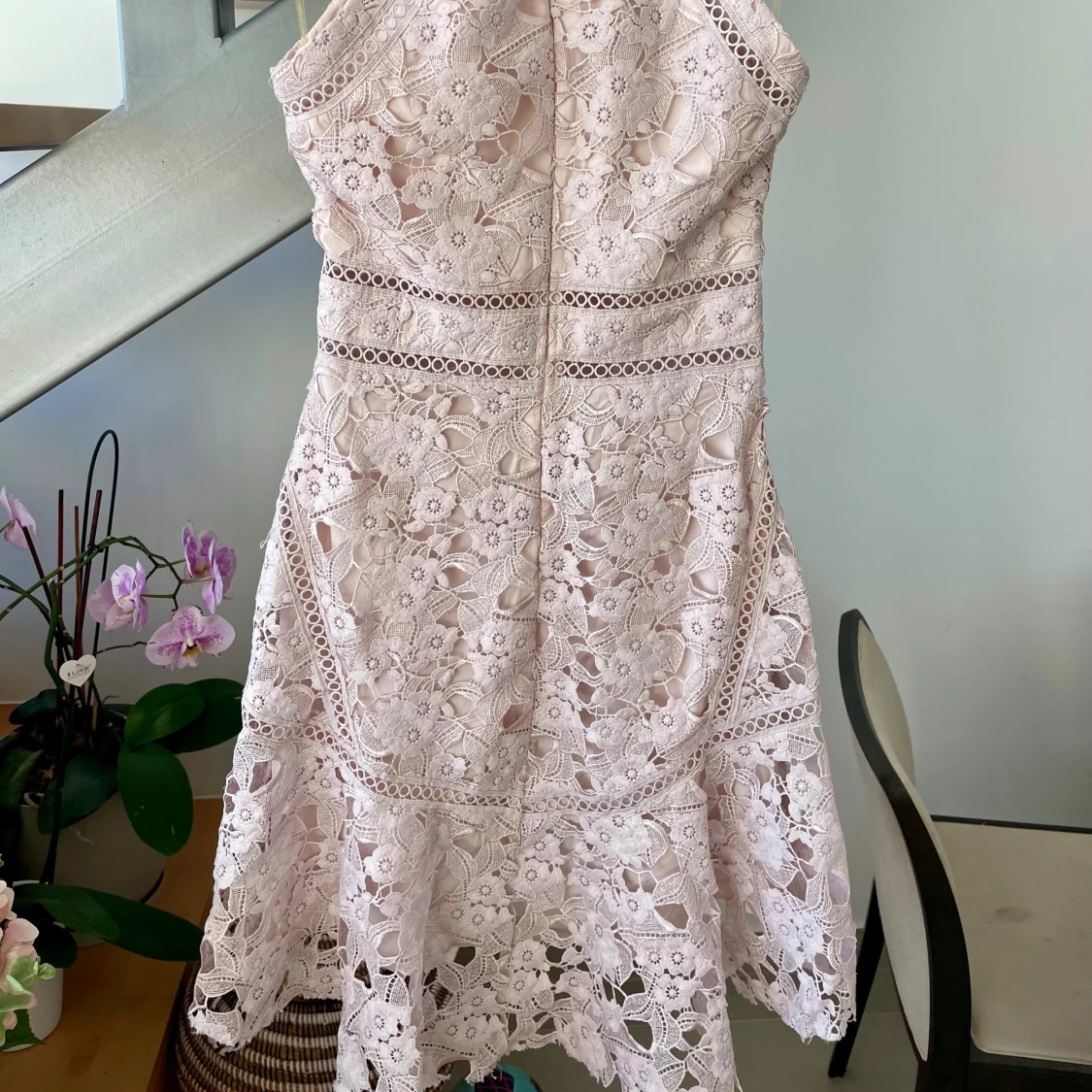 Ljusrosa spetsklänning med volang - 1