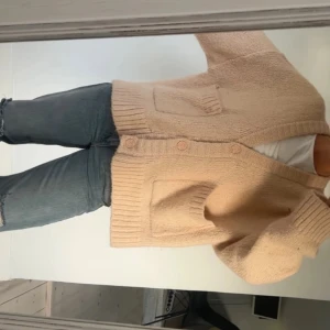 Kappahl kofta - Supermysig kofta från Kappahl. Knappt använd och toppenbra skick. Perfekt nu till hösten och vintern. Storlek m/l så något oversized. Meddela gärna om du har några frågor!