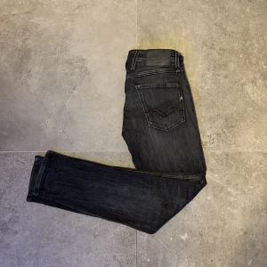 Replay Anbass svarta slim jeans - Säljer ett par snygg gråa jeans från Replay, jeansen är i bra skick. Finns det några frågor är det bara att skriva !