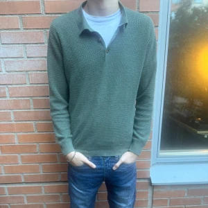 Kofta från John Henric  - Säljer en grön kofta från John Henric. Den är använd ett fåtal gånger men är i bra skick. Den är gjord i bomull och är skön att ha på sig. Pefekt för att ha en skjorta eller bara T-shirt under.  |