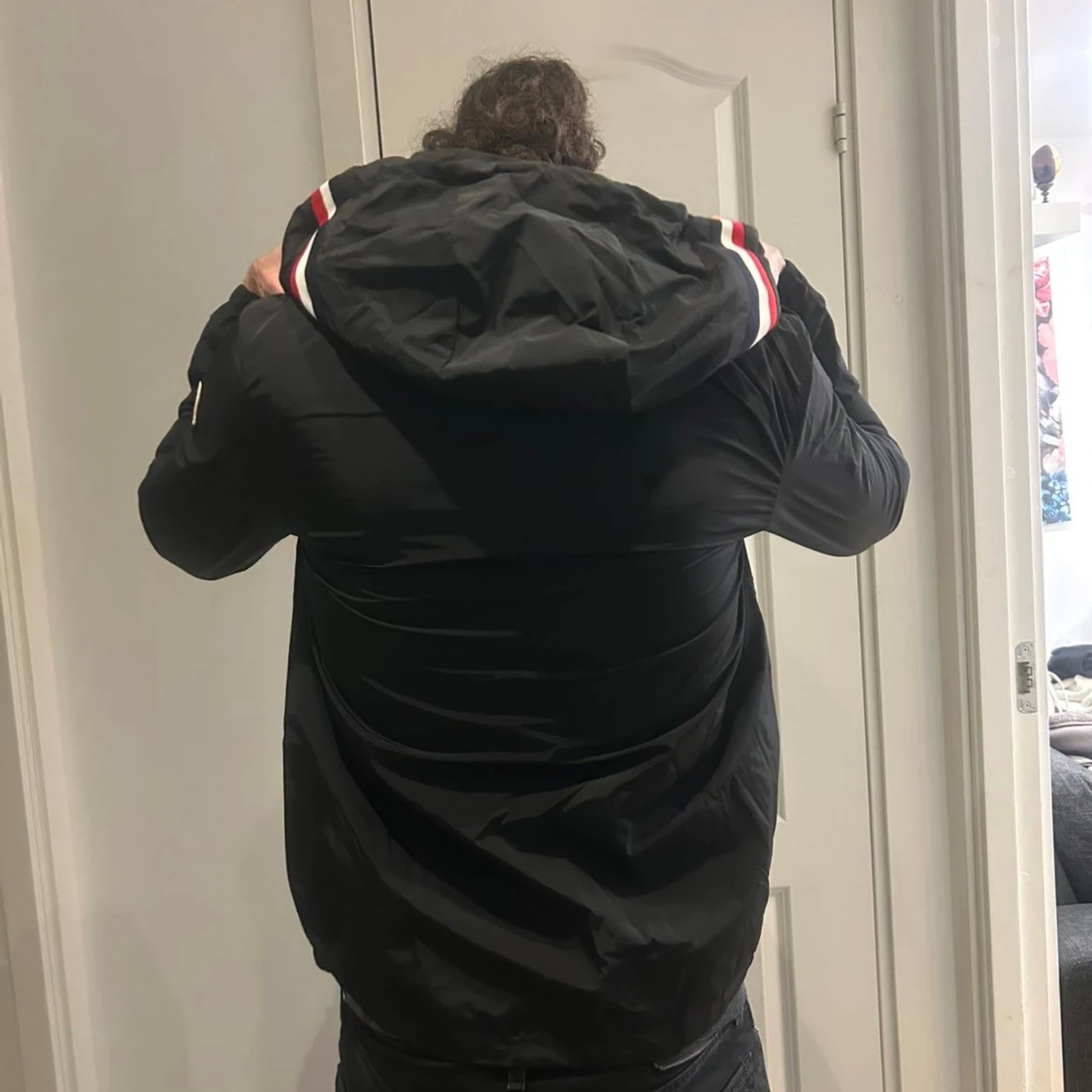 Svart vindjacka från Moncler med huva - 1