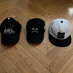 Keps - Säljer mina kepsar – en keps ☝️För 45 kr 🧢 3 kepsar för 120 kr. Knappt använd och i fint skick. Skicka meddelande om du vill köpa!