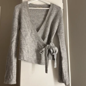 Grå ull kofta från Gina Tricot - Supermysig grå ull kofta från Gina Tricot med v-ringning och långa ärmar. 🥰 storlek m men passar xs-m skulle jag säga 