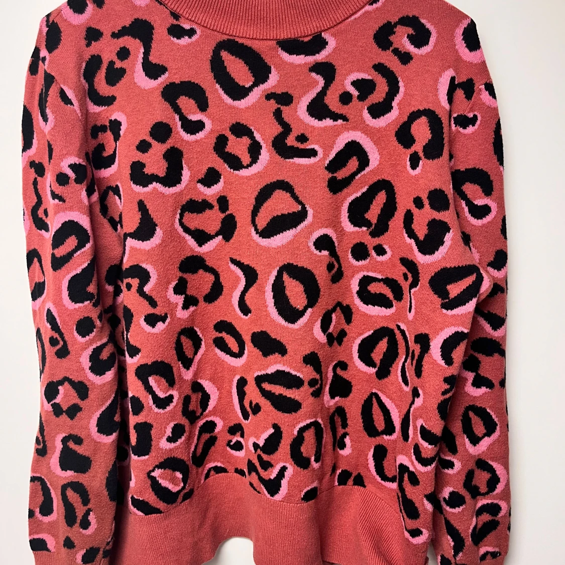 Rosa leopardmönstrad stickad tröja