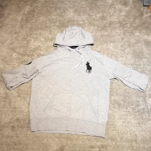 Ralph Lauren hoodie Big pony - Sjukt snygg och eftertraktad hoodie från Ralph Lauren . Bra skick utan hål eller andra skador.      Storlek L men passar också M