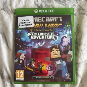 Minecraft Story Mode: The Complete Adventure (Xbox One) - Minecraft Story Mode: The Complete Adventure till Xbox One. Innehåller alla 8 episoder. Fodral och skiva i gott skick, endast mindre bruksspår. 