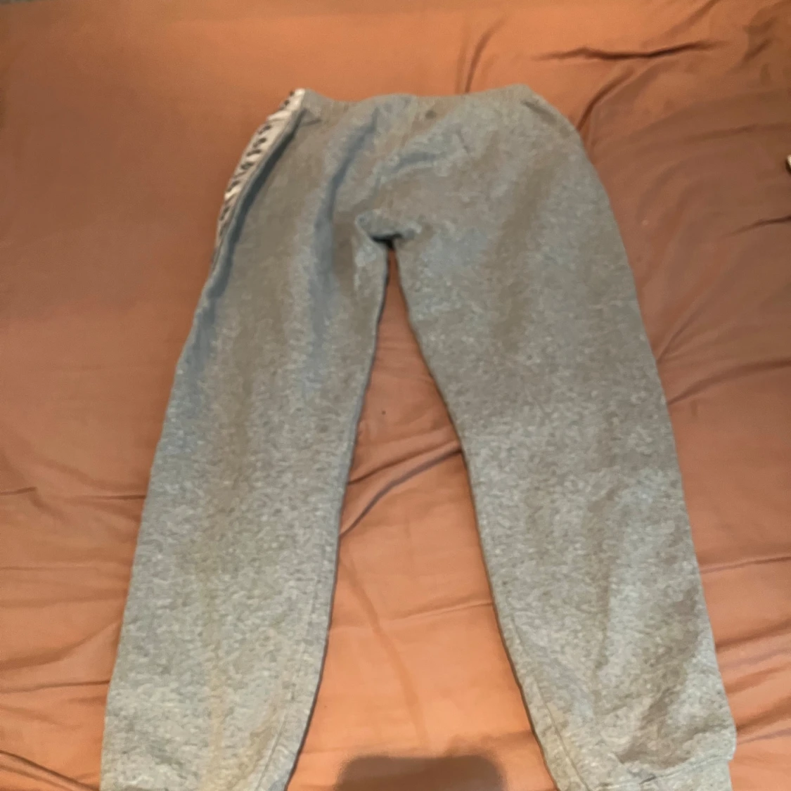 Grå mjukisbyxor från Nike med logga - 1