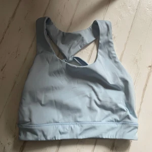 Sport topp - Blå sport topp. Jag kan mötas upp i Uddevalla centrum, annars fraktar jag gärna. Köparen står för frakten. (Står ej för postens slarv) katt finns i hemmet. 