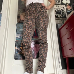 Leopard jeans från Tripp NYC - Snygga jeans i leopard mönster i strech. Jag kan mötas upp i Uddevalla centrum, annars fraktar jag gärna. Köparen står för frakten. (Står ej för postens slarv) katt finns i hemmet. 