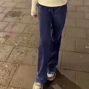 Blå juicy couture  - Snygga blå juice byxor som man kan styla snyggt eller bara ha som mjukis säljer för jag inte använt mycket och använder inte nu heller, så dom är jättefint skick förutom lite skadade vid fötterna för är 160 och dom är för långa