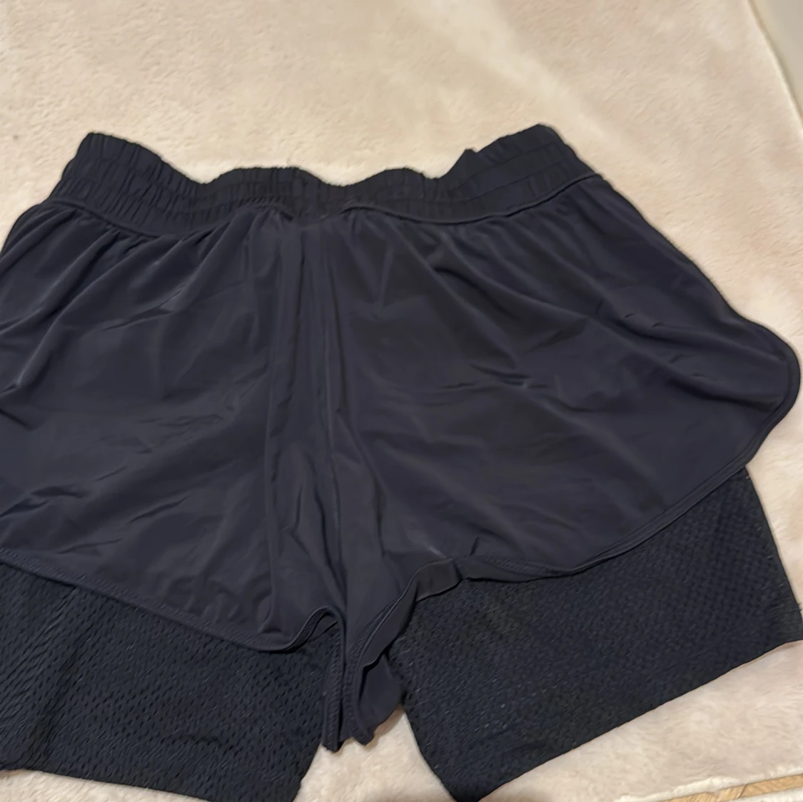 Svarta träningsshorts från Gina Tricot - 2