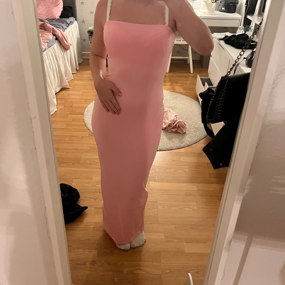 Lång rosa klänning med smala axelband