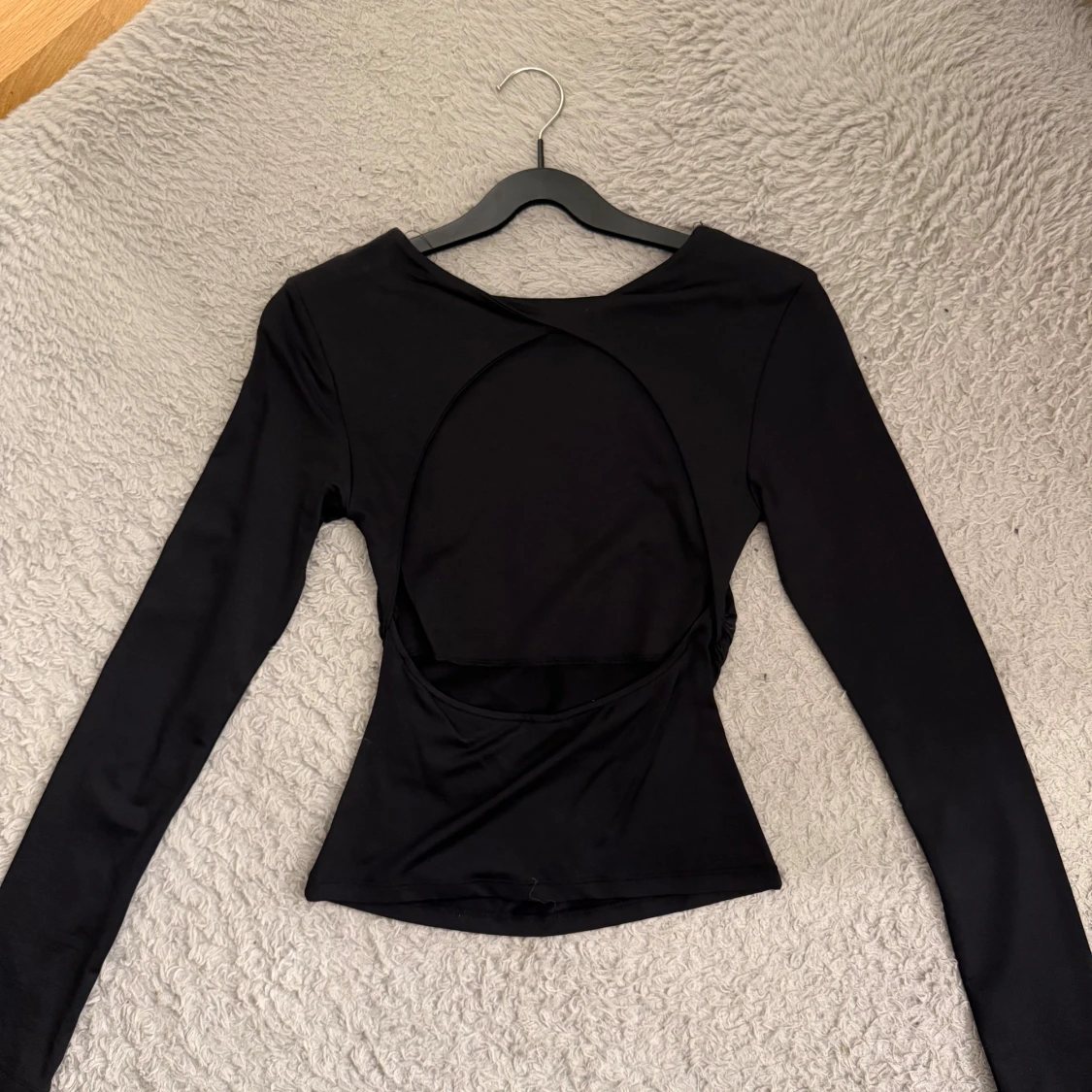 Svart långärmad topp med öppen rygg - 1