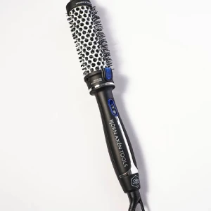 Björn Axén Värmeborste - Professionell varmluftsborste från OBH Nordica och Björn Axén Tools. Utrustad med keramisk och turmalinbeläggning för skonsam styling. Integrerad jonfunktion minskar friss. Produkten ser ut att vara i mycket gott skick utan synligt slitage.