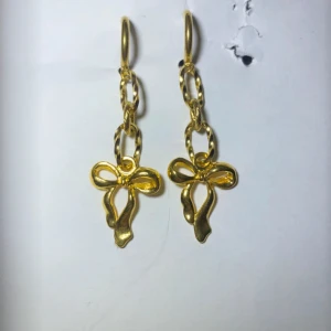 örhängen med rosett - Egendesignade guldplätterade örhängen med rosett. Skickar oftast samma dag!