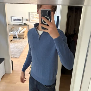 Soft Goat half zip (M) 100%kashmir - Jag säljer nu en soafy goat half zip i riktigt bra skick, storlek M men är lite mindre i storleken! Den är i en riktigt nice ljusblå färg och köptes för nästan 3000kr men jag säljer den för endast 600kr!!!