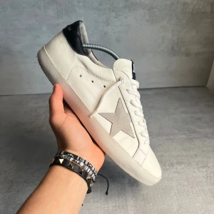 Golden goose skor - Super fint på dessa goose 8,5/10 | storlek 44 men passar större | endast skorna ingår | skriv vid frågor 🤩