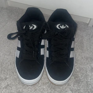 Svarta campus  - Köpte dessa ca 1 mån sen och har inte använt dem eftersom dem är för små för mig , st 38❤️🤗