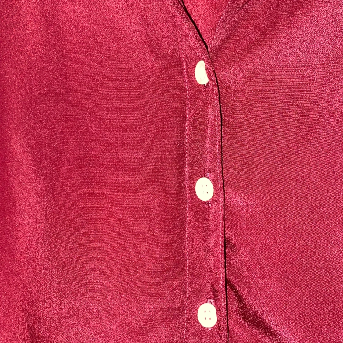 Vinröd henley-skjorta i satinlook - 1