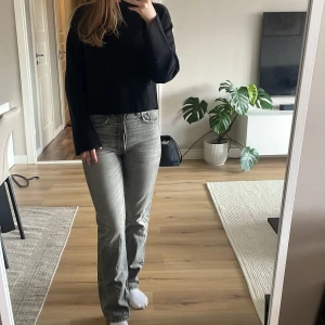 Grå raka jeans med hög midja - Gråa jeans från Zara. Jag är 167cm. 