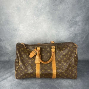 Louis vuitton keepall 45 - Skick: 8/10. | Ingår: väska, lås pch baggagetagg.| Nypris: ~20 000kr För mer omfattande detaljer och bilder se thegrandcloset.com