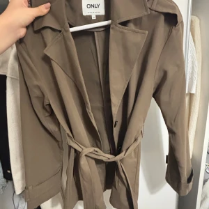 Brun trenchcoat från ONLY med bälte - Säljer denna bruna trenchcoat från only, använt bara en gång så kvaliten är som ny! 🤎🤎