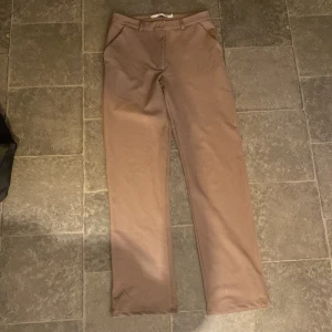 Beiga kostymbyxor med raka ben -  beiga kostymbyxor med raka ben och klassisk passform. Aldrig använda, Pris kan diskuteras