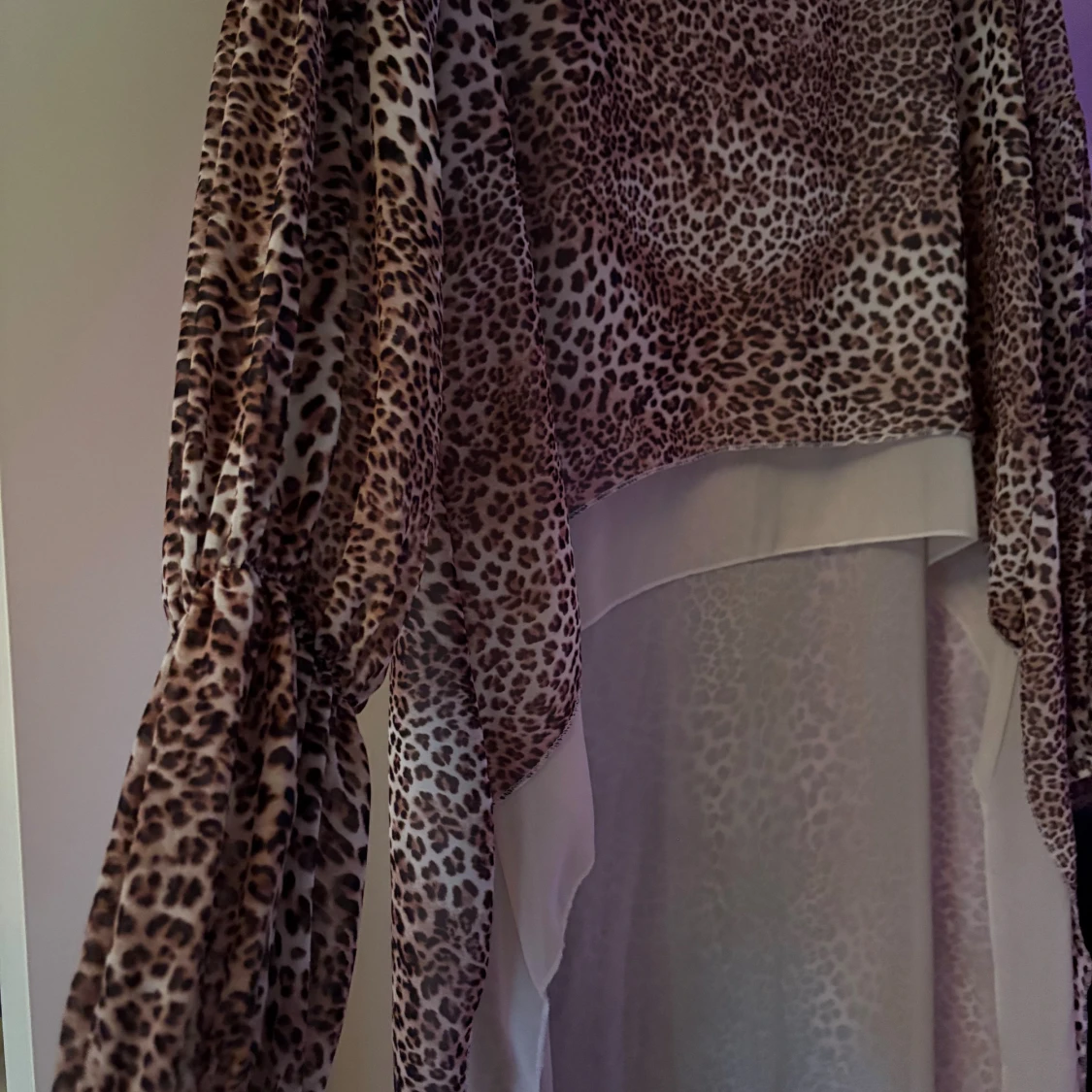 Leopardmönstrad blus med lång baksida från Chica London - 1