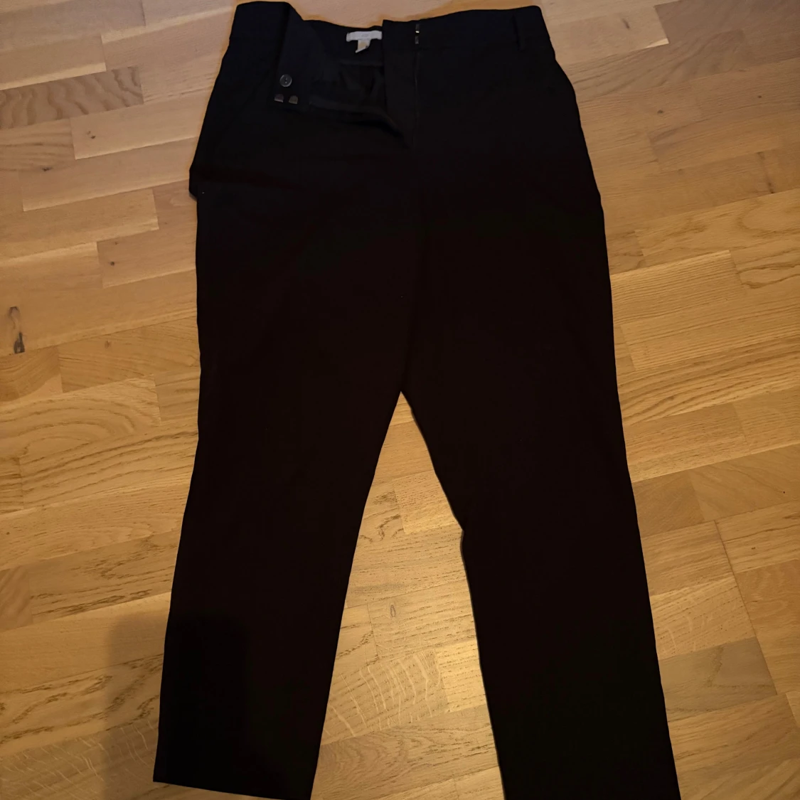 Svarta kostymbyxor i storlek 42