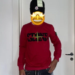 Moncler mössa  - One size. Helt ny. Fin replika med grym kvalitet. Pris: 400. Först till kvarn som gäller. Skickas direkt inom 24timmar 