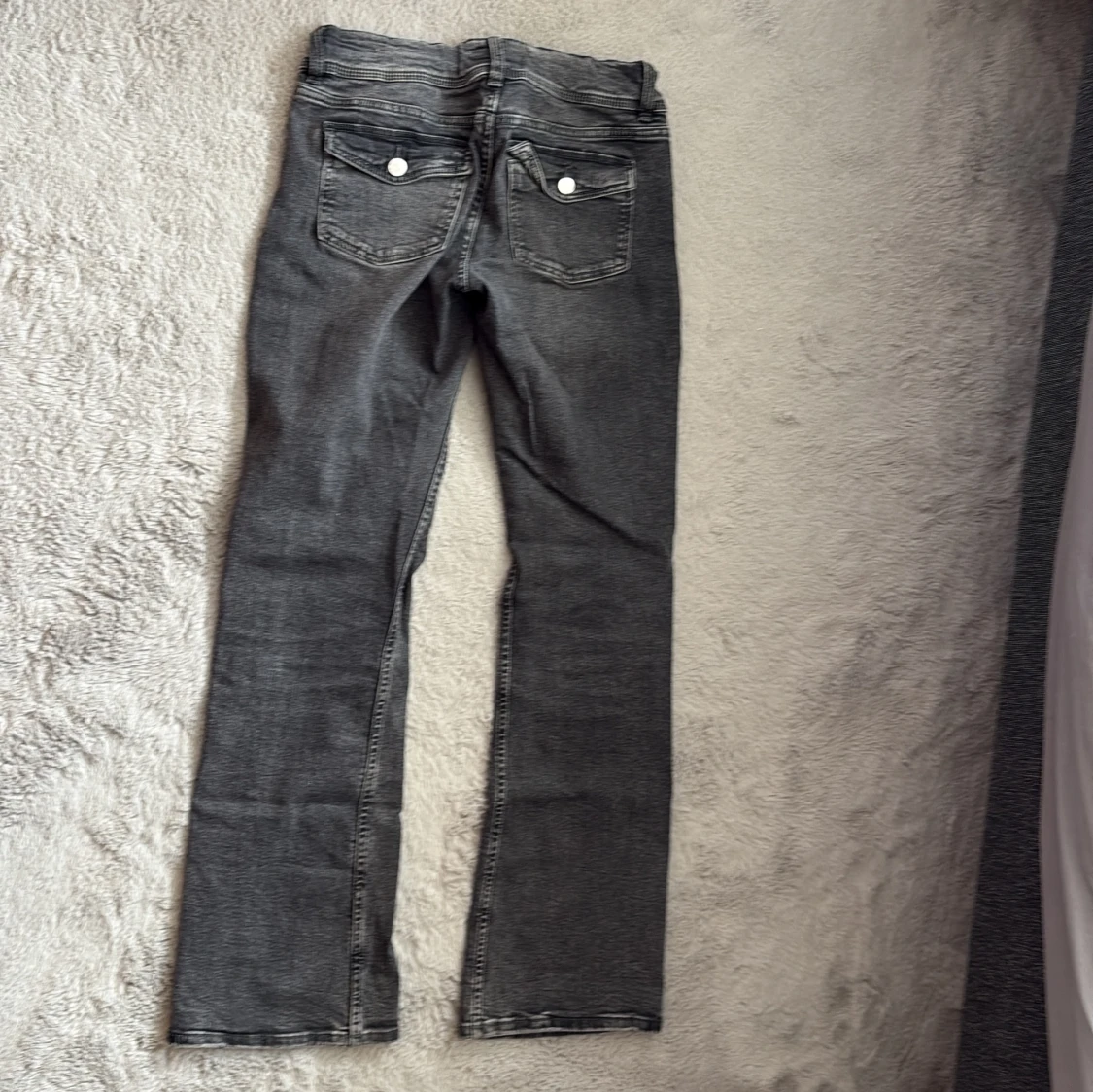 Grå bootcut jeans från Gina Tricot - 3