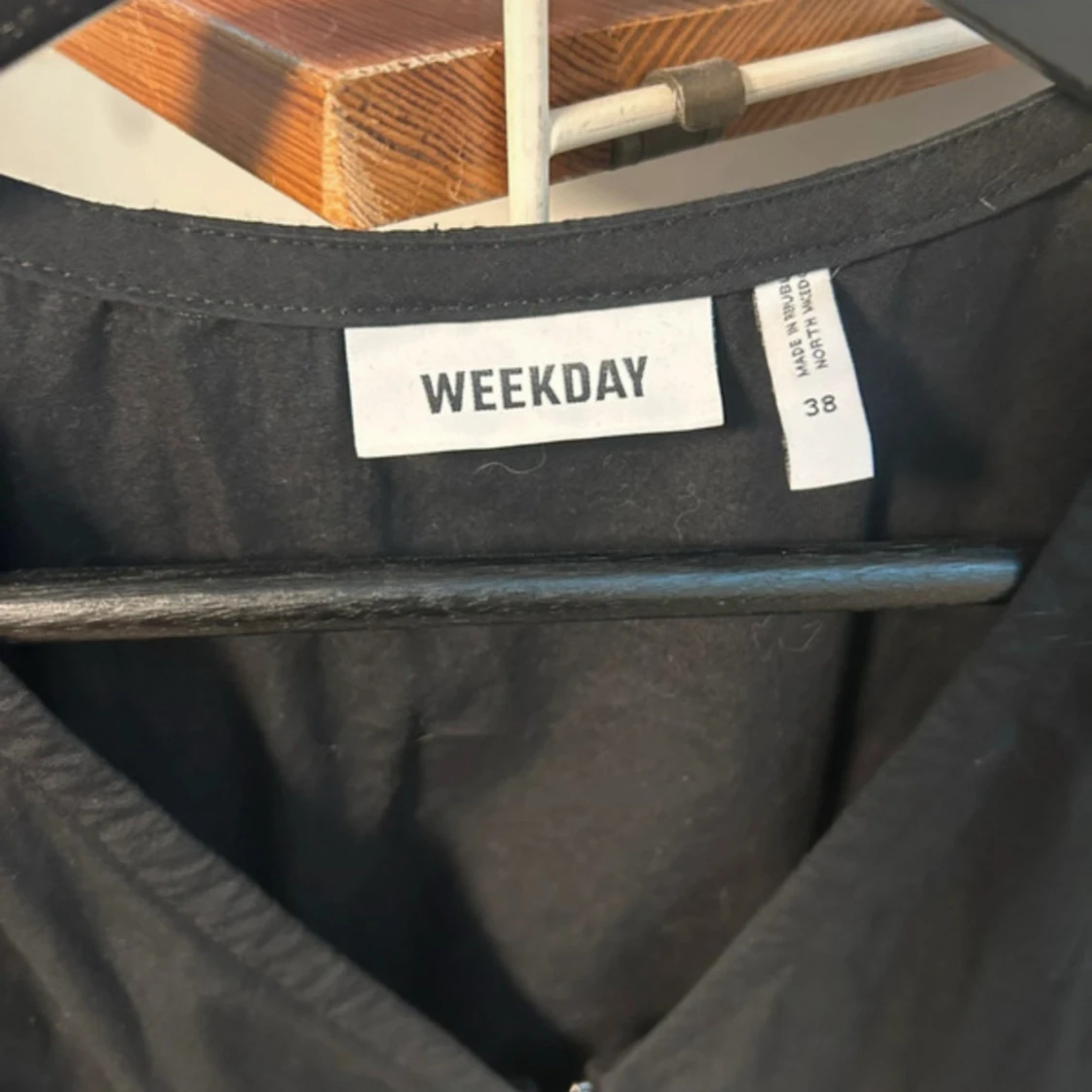 Svart v-ringad topp från Weekday - 1