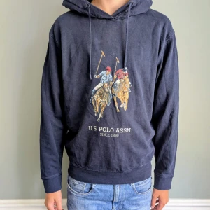 U.S. Polo Assn Hoodie - Säljer denna Polo hoodien för 349 kr | Storlek M |Den är i mycket bra skick och har inget tecken på användning | Inga defekter | Jag är öppen för förderingar och prisförslag