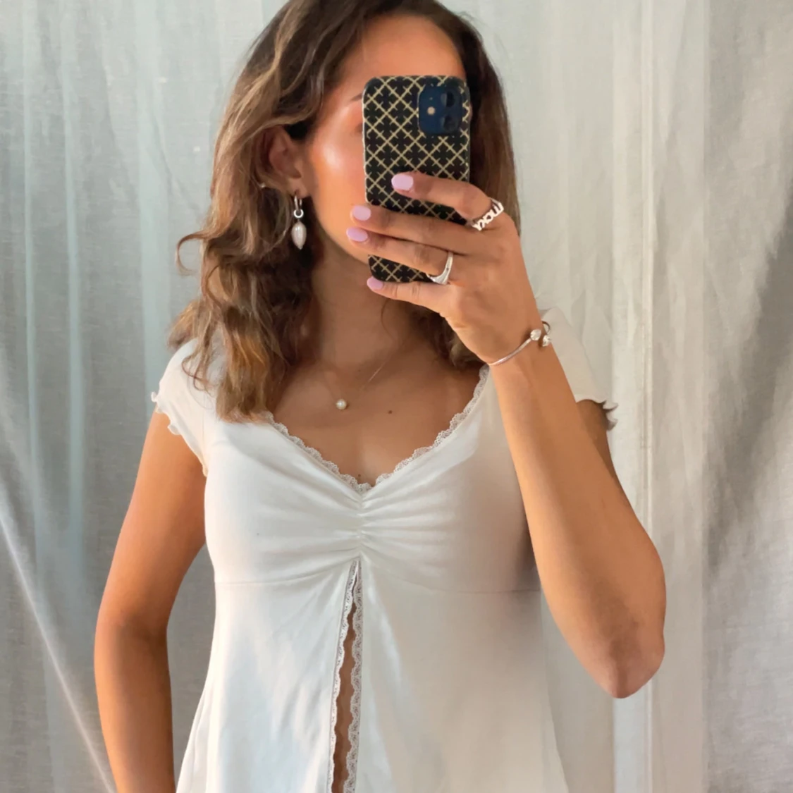 Vit omlottopp med spetsdetaljer - 2