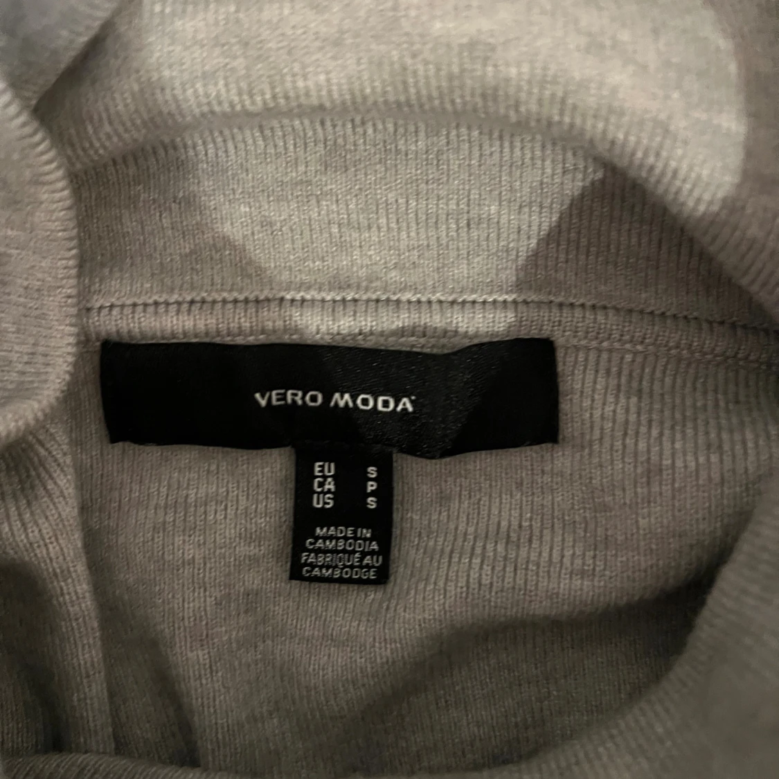 Grå polotröja från Vero Moda - 1