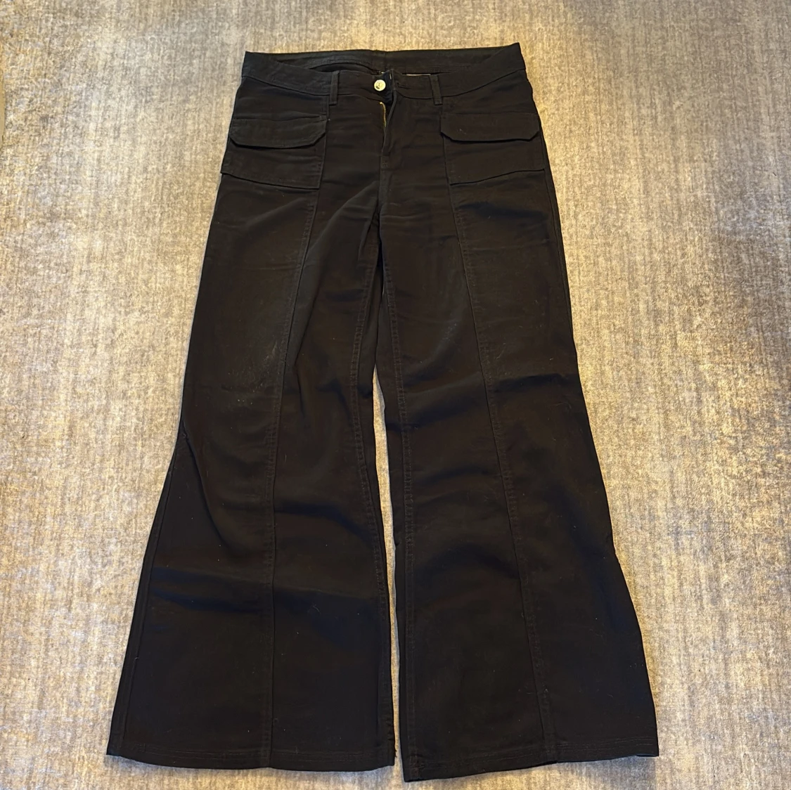 Lågmidjade svarta wide byxor med fickor