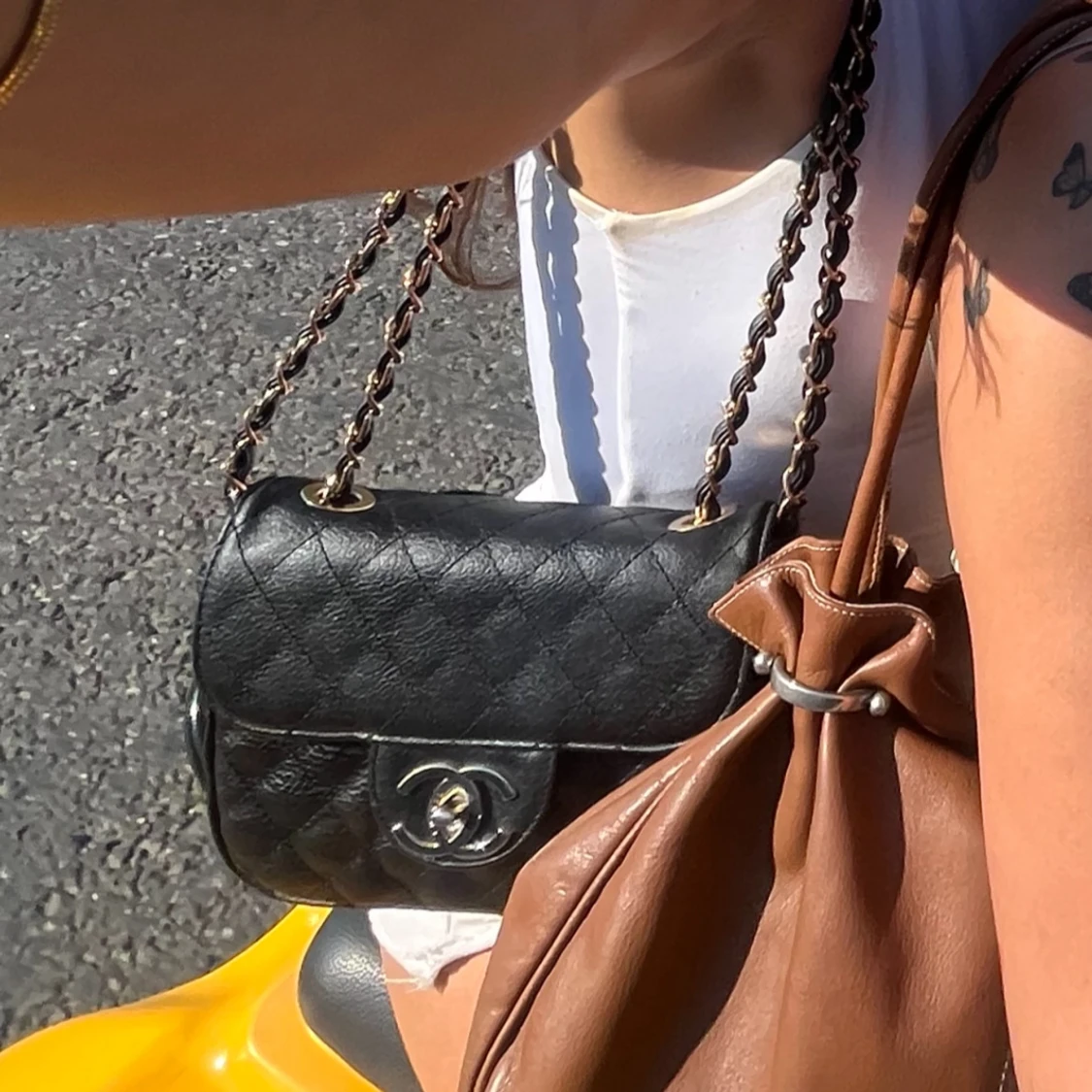 Svart quiltad axelväska