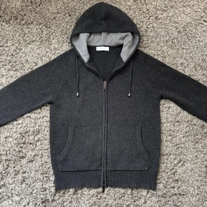 Cavalieri stickad hoodie kashmir ull - Säljer denna Sällsynta stickade cavalieri Milano hoodien i nyskick!⭐️Storlek : 48 men passar S!🙌Nypris = 4000kr!🤝Gjord av bla 60% extrafint merinoull och 20% Kashmir från Italien!👍Hör gärna av er om ni har funderingar!⭐️