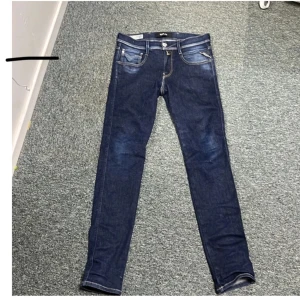 Replay Mörkblå anbass jeans  - Replay jeans bra skick använt några gånger så inga skador och det är anbass och är hyperflex.storlek W28 L32