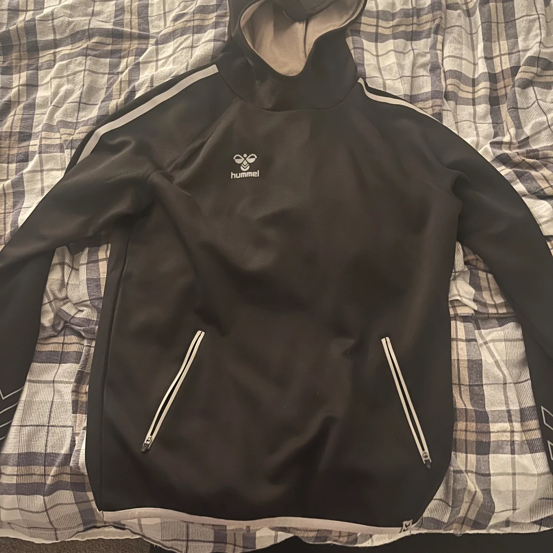 Svart hoodie från Hummel 